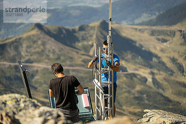 Bericht über ein auf schwierige Bergzugänge spezialisiertes Rettungsgerät. Die Mitarbeiter empfangen  reparieren und richten die Antenne ein  die im darunter liegenden Tal als Relais dient.