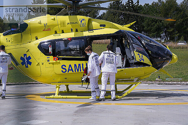 Der SMUR-Hubschrauber transportiert Patienten 7 Tage die Woche  24 Stunden am Tag. Rückkehr vom Eingriff.