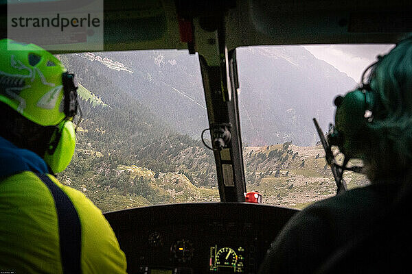 Bericht über ein auf schwierige Bergzugänge spezialisiertes Rettungsgerät. Luftaufnahme der Retter aus dem Helikopter.