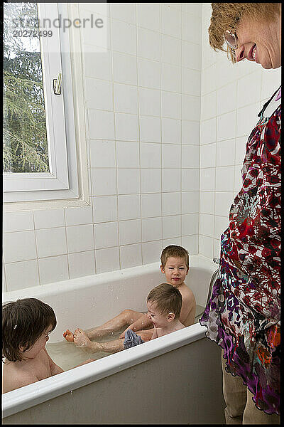 ASE – Sozialhilfe für Kinder. Isabelle vor der Badezimmerwanne  in der Sarah  Morgan und Maxence sich waschen. NUR FÜR REDAKTIONELLE ZWECKE.