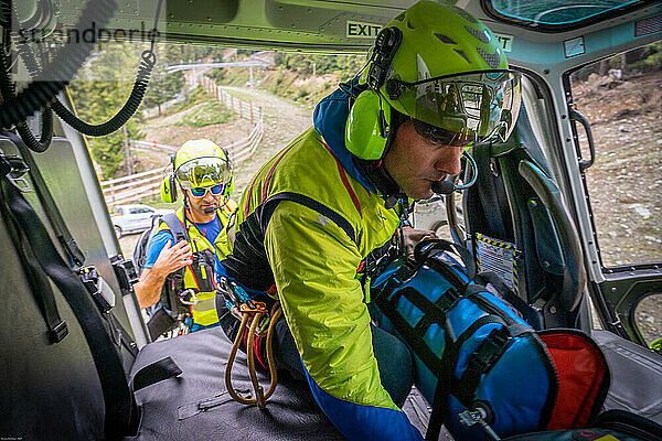 Bericht über ein auf schwierige Bergzugänge spezialisiertes Rettungsgerät. Retter werden einen Hubschrauber besteigen  um einen verletzten Mann zu retten.