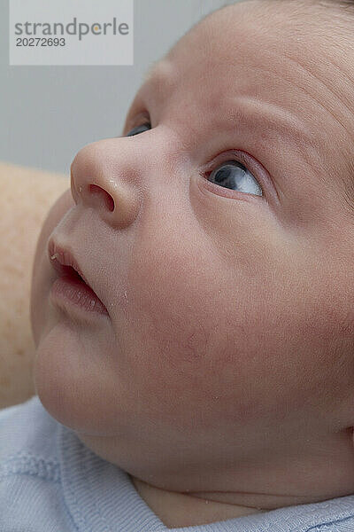 Neugeborenes Gesicht schaut seine Mutter an. Baby ist 3 Tage alt.