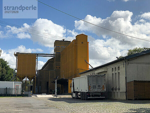 Silos in der Nähe einer Eisenbahnlinie. In Hauts-de-France gibt es viele Silos in der Nähe von Bahnhöfen. Der Schienentransport ist zugunsten des LKW-Transports zurückgegangen.