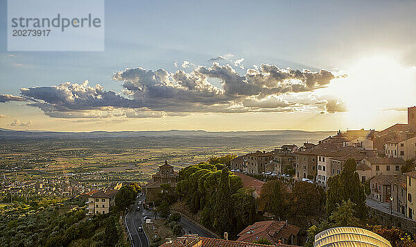 Italien  Provinz Arezzo  Cortona  Blick auf die Stadt mit Blick auf das Chiana-Tal bei Sonnenuntergang