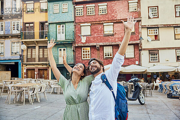Glückliches Paar genießt Urlaub vor Gebäuden