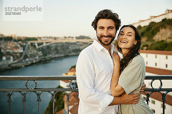 Glückliches junges Paar  das seinen Urlaub in der Stadt Porto in Portugal genießt