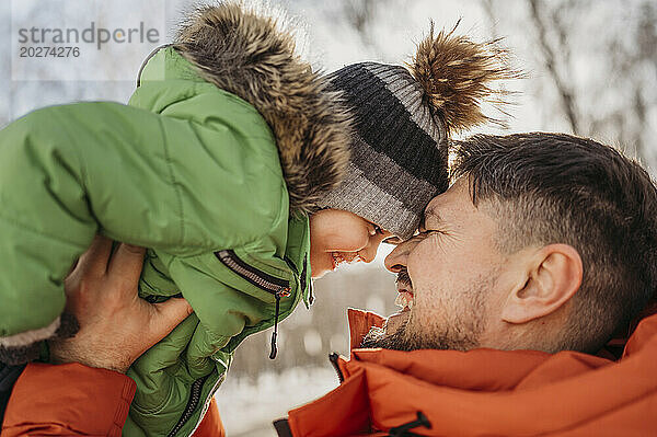 Glücklicher Vater verbringt im Winter Freizeit mit seinem Sohn