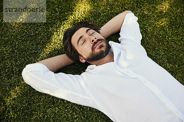 Junger Mann entspannt sich im Gras
