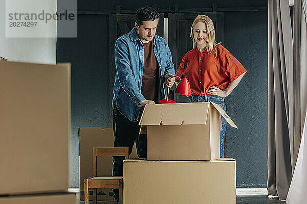 Glückliches Paar packt zu Hause Kartons