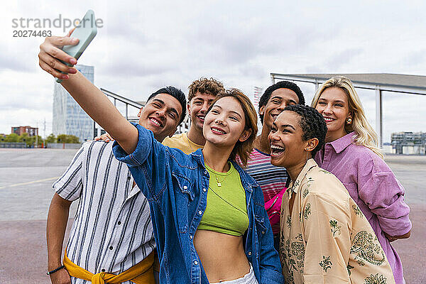 Junge Leute aus der Stadt machen Selfies und haben gemeinsam Spaß