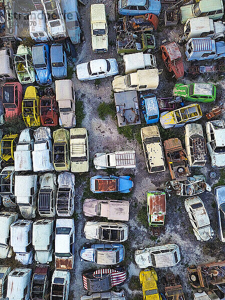 Luftaufnahme von Autos auf dem Schrottplatz