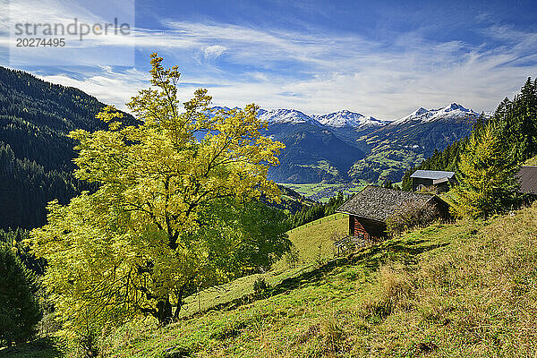 Österreich  Tirol  abgeschiedene Hütte mit Blick auf das Alpbachtal