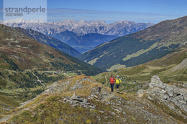 Österreich  Tirol  Mann und Frau wandern in Richtung Geier