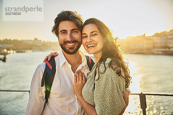 Glückliches Paar vor dem Fluss Douro in Porto  Portugal