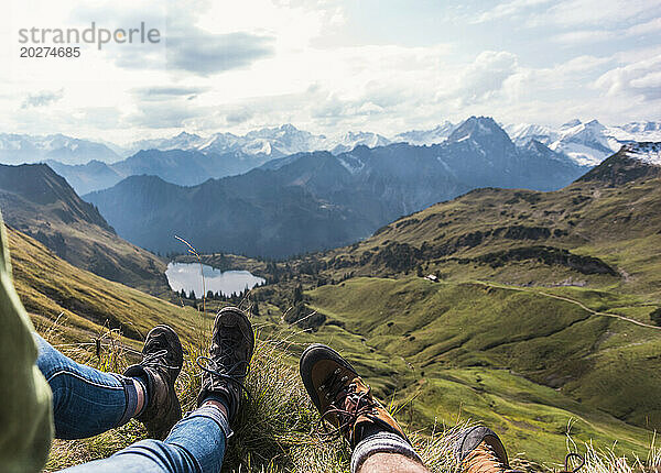 Paar sitzt auf einem Berg in den Bayerischen Alpen in Deutschland
