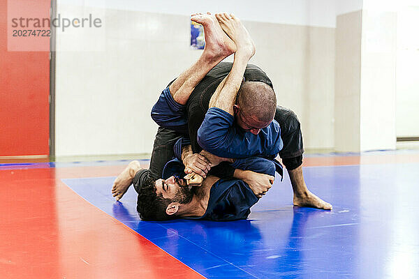 Sportler beim Jiu-Jitsu-Training im Dojo