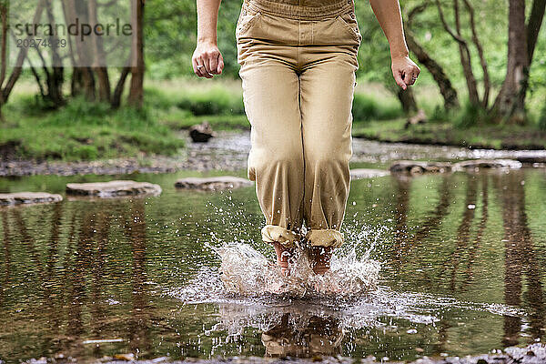 Frau springt in Flusswasser