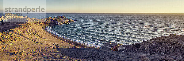 Strand von Agios Pavlos mit Sonnenschirmen  Kreta  Griechenland