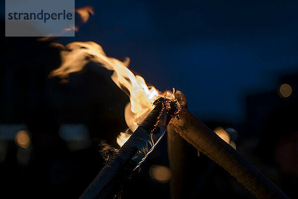 Nahaufnahme eines Lagerfeuers  das nachts brennt