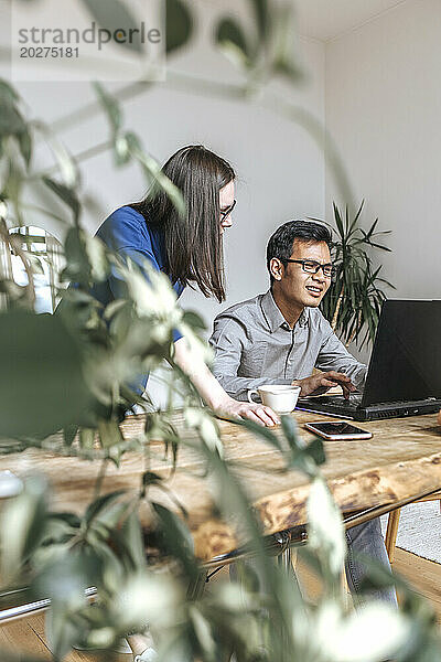 Diverse IT-Techniker arbeiten beim Start im Büro