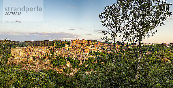 Stadt Sorano vor dem Himmel bei Sonnenuntergang  Toskana  Italien