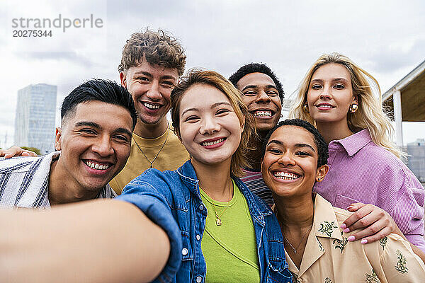 Junge Leute aus der Stadt machen Selfies und haben gemeinsam Spaß
