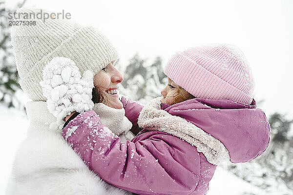 Glückliche Mutter verbringt Freizeit mit Tochter im Winterpark