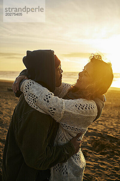 Liebevolles junges Paar genießt es am Strand