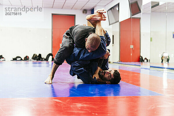 Sportler üben Jiu-Jitsu im Dojo