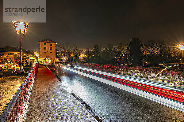 Deutschland  Hessen  Limburg an der Lahn  Lichtspuren von Fahrzeugen entlang einer Asphaltstraße bei Nacht