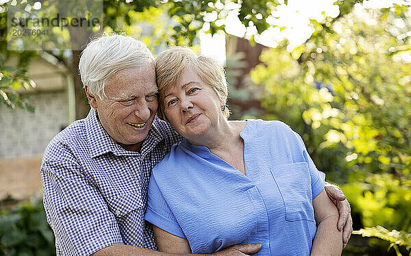 Glückliches älteres Paar verbringt seine Freizeit im Garten