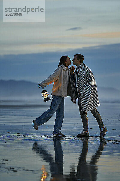 Liebevolles Paar tanzt gemeinsam am Strand