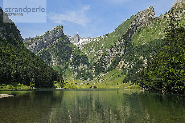 Schweiz  Appenzell Innerrhoden  malerischer Blick auf den Seealpsee in den Appenzeller Alpen