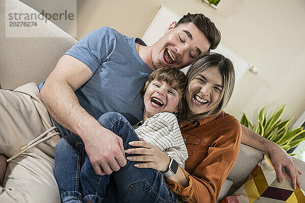 Fröhliche Familie genießt es zu Hause