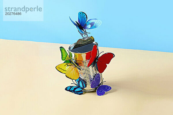 Studioaufnahme von Schmetterlingen aus Papierbasteln  die eine Dose mit Lebensmitteln öffnen
