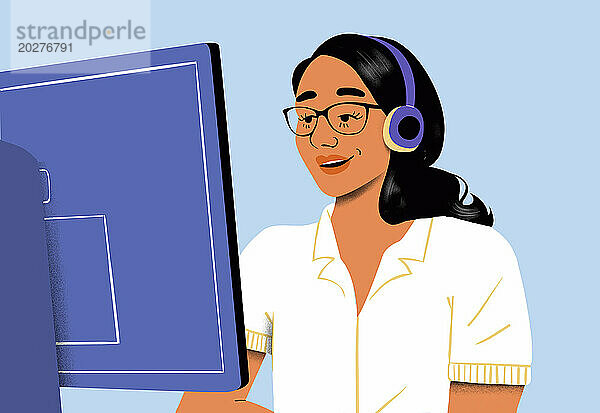 Lächelnder Kundendienstmitarbeiter  der vor blauem Hintergrund über ein Headset in der Nähe des Computers spricht