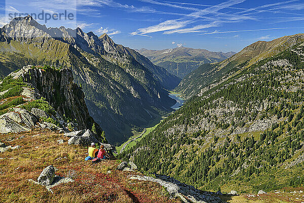 Österreich  Tirol  Zwei Wanderer machen Pause am Aschaffenburger Hohenweg in den Zillertaler Alpen