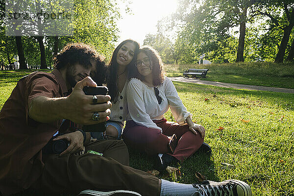 Junge Freunde machen Selfie im Park