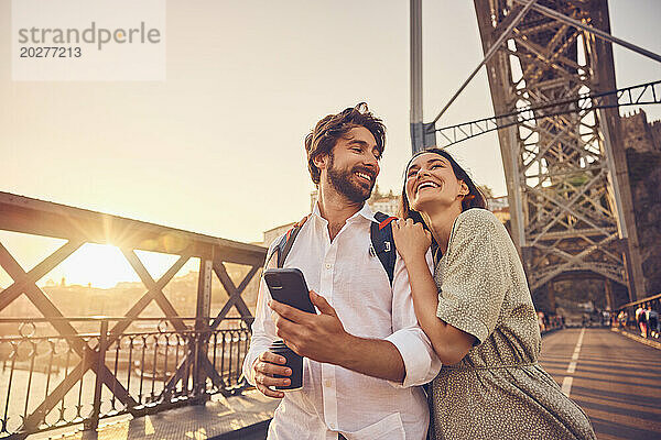 Glückliches Paar genießt die Dom-Luis-Brücke  Porto  Portugal