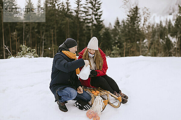 Paar beim Tee im Winterwald