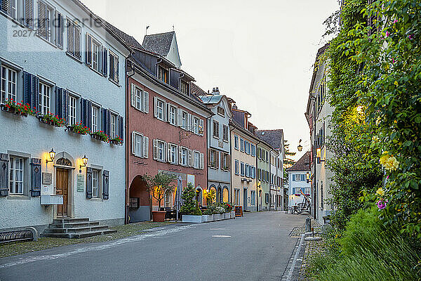 Wohnhäuser und Straße der Altstadt von Sargans in St. Gallen in der Schweiz