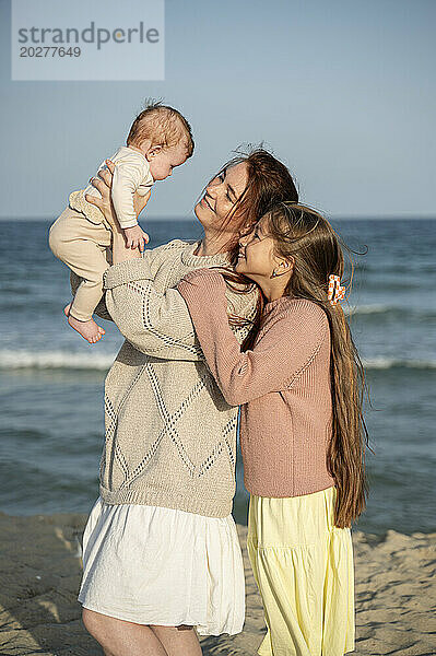 Mutter und Töchter haben Spaß am Strand