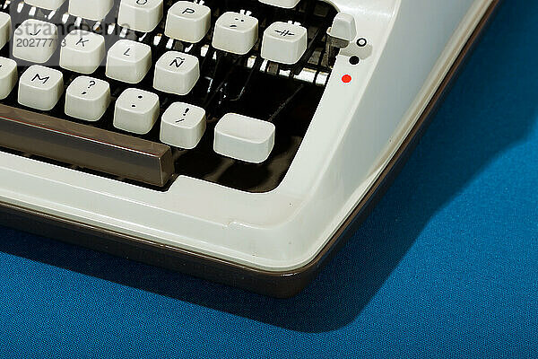 Retro-Schreibmaschine vor blauem Hintergrund