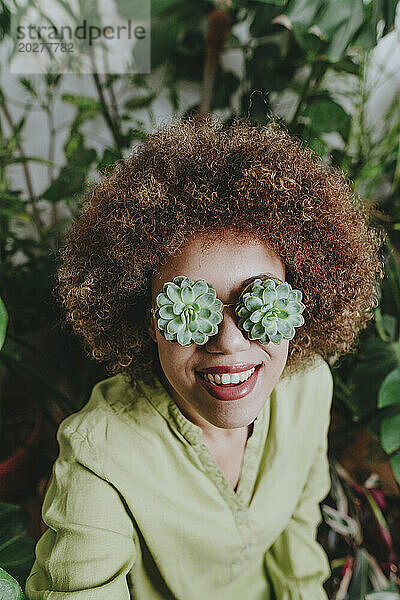 Lächelnde Frau mit Echeveria-Brille