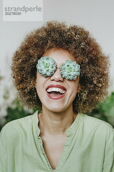 Fröhliche Frau mit Echeveria-Blumenbrille