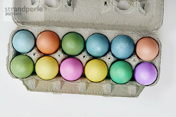 Draufsicht auf bunte Ostereier im Eierkarton