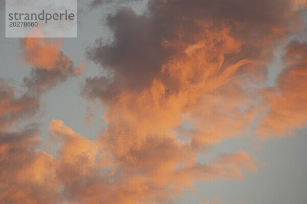 Pfirsichfarbene Wolken am Himmel bei Sonnenuntergang