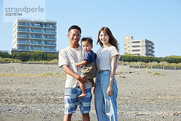 Asiatische Familie am Strand