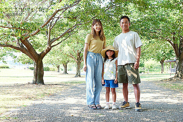 Asiatische Familie im Park