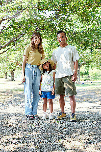 Asiatische Familie im Park